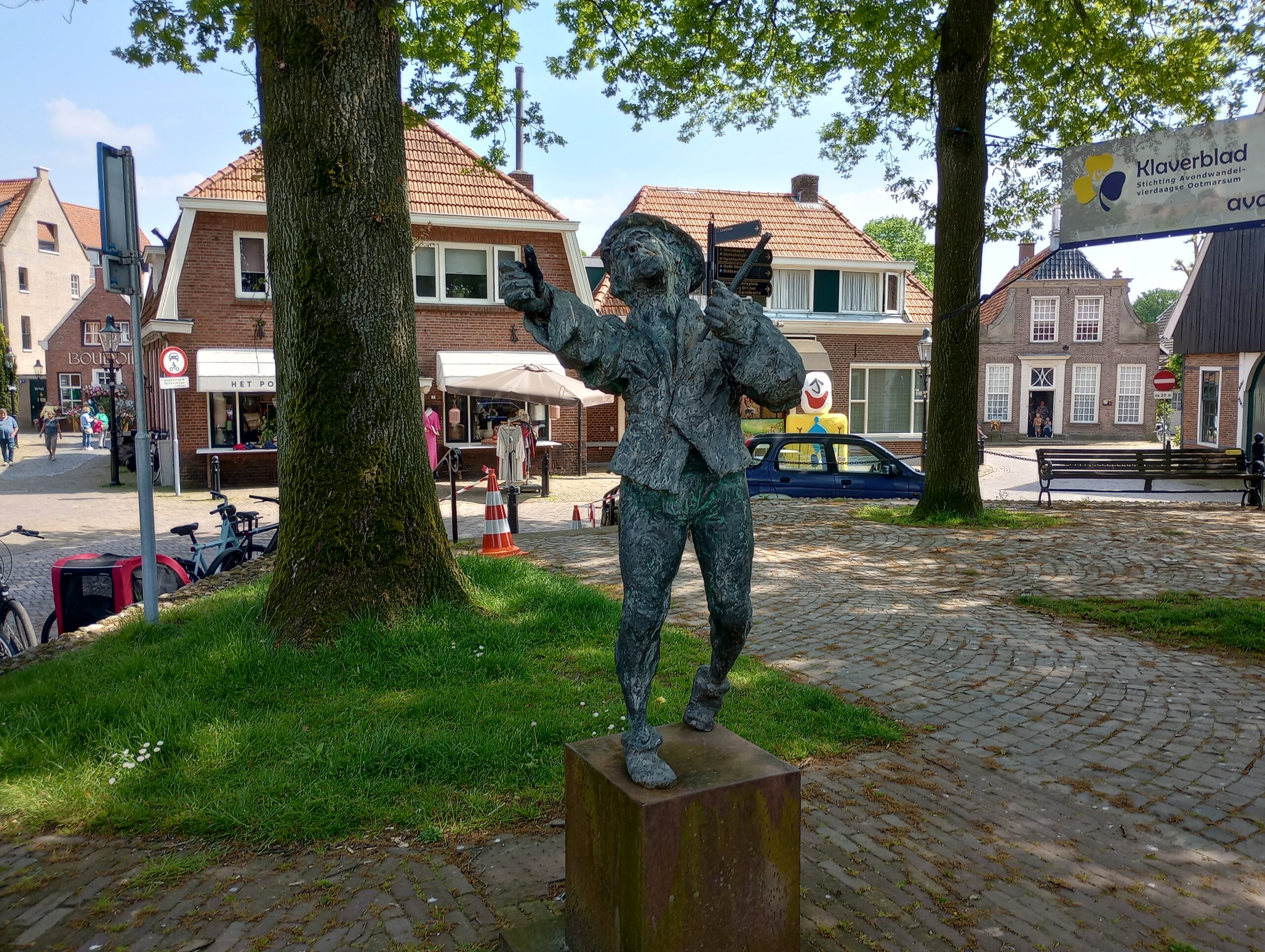 de schilder op het kerkplein in Ootmarsum